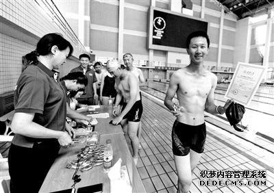 清华重申“不会游3D传奇泳不能毕业” 四百新生测泳技